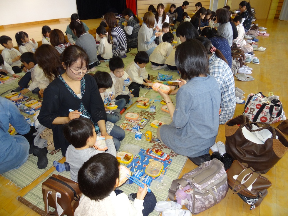 給食試食年長さん.jpg